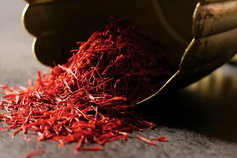 زعفران سرگل خراسان با رنگ‌ دانه‌ های قوی و بافت یکنواخت برای مصارف مختلف